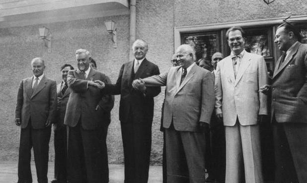 阿登纳访苏期间与以赫鲁晓夫为首的苏联领导层的合影