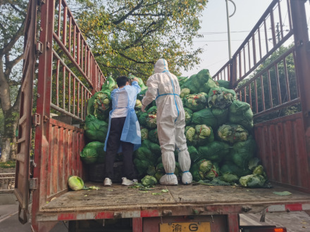 鸿鹄计划发起人徐鹏带领志愿者为主城献爱心
鸿鹄计划发起人徐鹏带领志愿者为主城献爱心