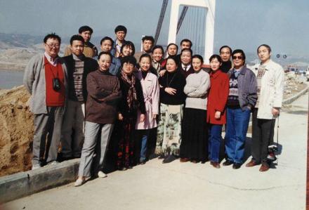 1996年作家团采风宜昌(前排左一为张抗抗) 1996年作家团采风宜昌(前排左一为张抗抗)