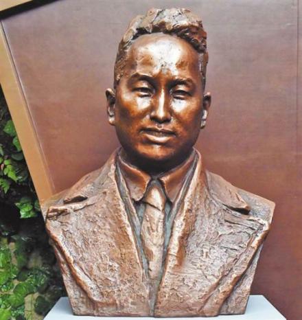 范长江像 范长江像