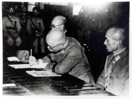 安藤利吉签署投降文件 安藤利吉签署投降文件