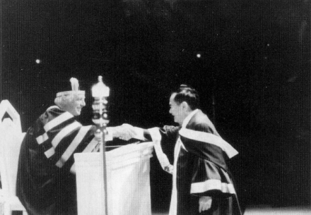 港督彭定康向胡颁发奖章 港督彭定康向胡颁发奖章