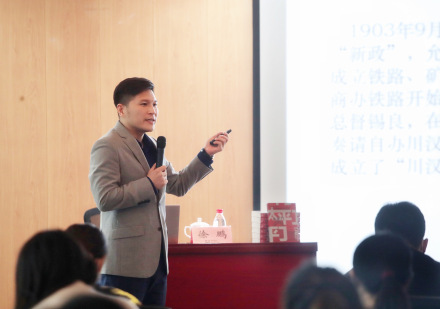 徐鹏为机关干部讲党史
徐鹏为机关干部讲党史