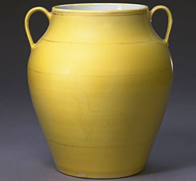 明弘治黄釉描金双耳罐,陶瓷馆陈列 明弘治黄釉描金双耳罐,陶瓷馆陈列