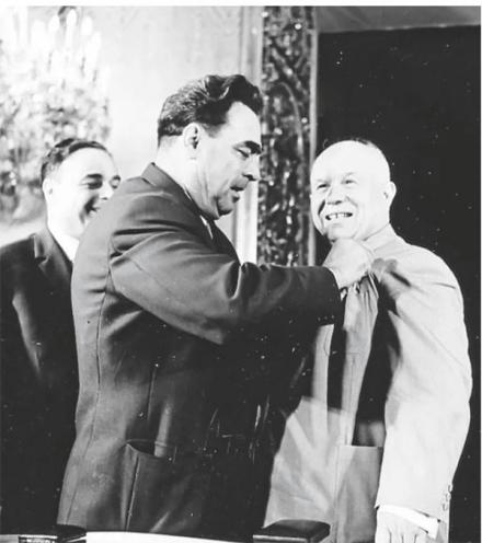 勃列日涅夫为赫鲁晓夫佩戴社会主义劳动英雄勋章 勃列日涅夫为赫鲁晓夫佩戴社会主义劳动英雄勋章