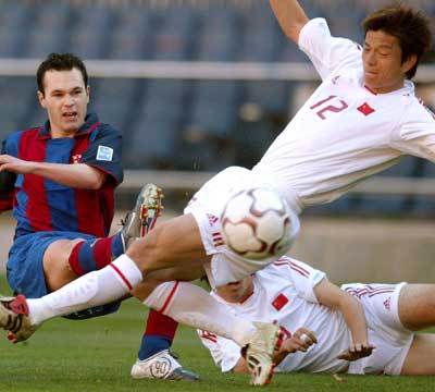 中国队与巴塞罗那队进行比赛 中国队与巴塞罗那队进行比赛