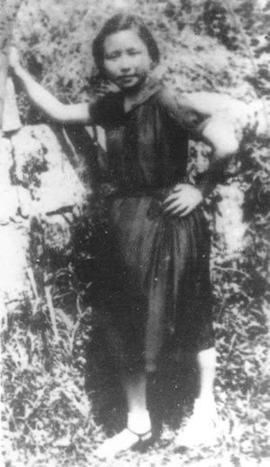 江姐重庆中国公学附中校园留影 江姐重庆中国公学附中校园留影