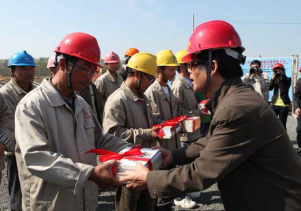赵本夫代表省作协给南水北调工程的工人赠书 赵本夫代表省作协给南水北调工程的工人赠书