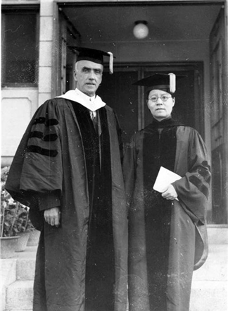 与金陵女子文理学院校长吴贻芳的合影 与金陵女子文理学院校长吴贻芳的合影