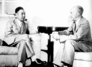 1945年重庆谈判期间,周恩来和司徒雷登会面 1945年重庆谈判期间,周恩来和司徒雷登会面