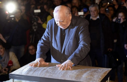 参加柏林墙倒塌纪念25周年的戈尔巴乔夫(2014年) 参加柏林墙倒塌纪念25周年的戈尔巴乔夫(2014年)