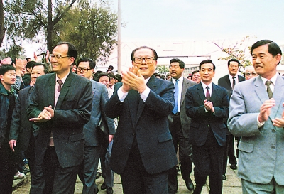 江泽民、温家宝等领导同志考察厦门大学 江泽民、温家宝等领导同志考察厦门大学