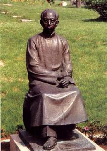 青岛市文化名人雕塑园内王统照塑像 青岛市文化名人雕塑园内王统照塑像