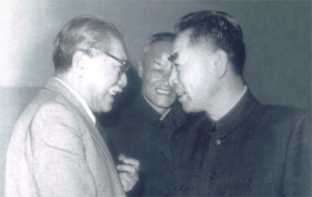 1960年周恩来与胡厥文握手 1960年周恩来与胡厥文握手