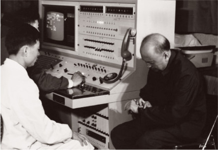 1980年5月,“东风五号”发射前,钱学森习校验发射时间 1980年5月,“东风五号”发射前,钱学森习校验发射时间