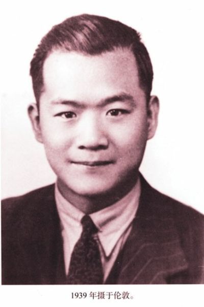 28岁的萧乾于香港三叠泉
28岁的萧乾于香港三叠泉