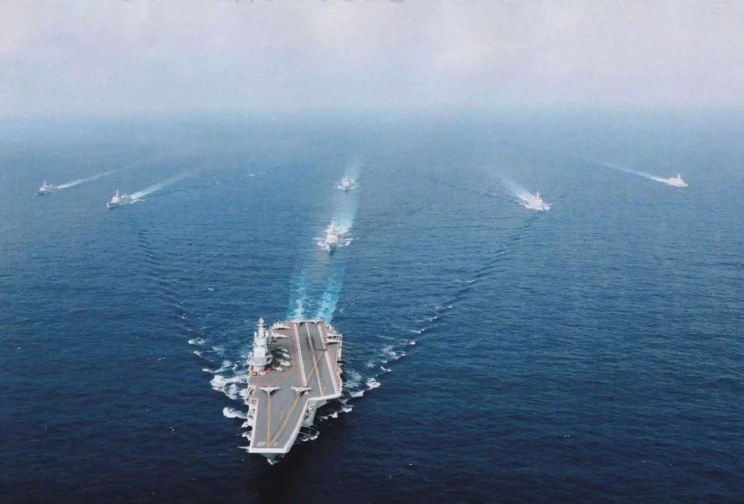辽宁舰航母编队穿越台湾海峡