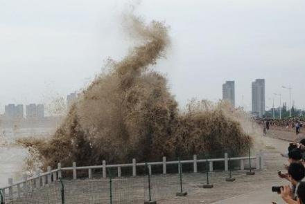 钱塘江“回头潮” 钱塘江“回头潮”