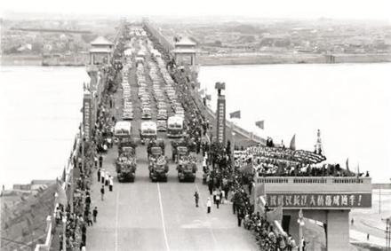 武汉长江大桥通车图1 武汉长江大桥通车图1