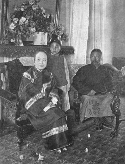 1897年,伍廷芳在旧金山住所与妻儿的合影
1897年,伍廷芳在旧金山住所与妻儿的合影