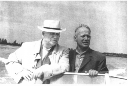 赫鲁晓夫与《静静的顿河》作者肖洛霍夫在顿河上
赫鲁晓夫与《静静的顿河》作者肖洛霍夫在顿河上