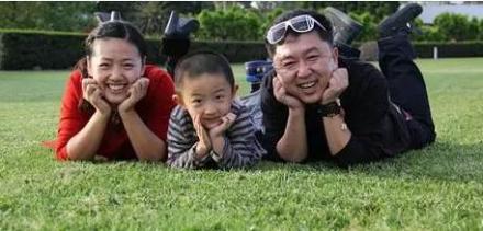 于谦与妻子白慧明、大儿子于梓杰 于谦与妻子白慧明、大儿子于梓杰