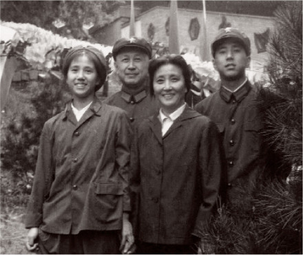 1975年,钱学森一家在颐和园合影 1975年,钱学森一家在颐和园合影