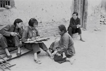 工作队员访贫问苦,向群众了解情况 工作队员访贫问苦,向群众了解情况