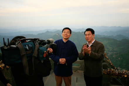 王鲁湘在采访 王鲁湘在采访