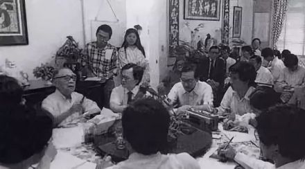 钱穆(画面左侧坐着的老者)最后一次授课 钱穆(画面左侧坐着的老者)最后一次授课