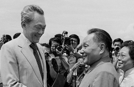 邓小平出访新加坡,李光耀在机场欢迎 邓小平出访新加坡,李光耀在机场欢迎