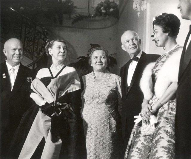 （左至右）赫鲁晓夫、玛米·艾森豪威尔、库哈尔丘克、艾森豪威尔