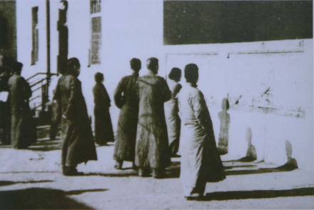 国立山东大学学生在校园内观看抗日宣传板报。 国立山东大学学生在校园内观看抗日宣传板报。