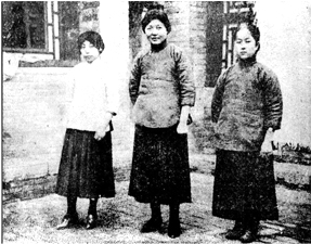 首批进入北大旁听的三名女生 首批进入北大旁听的三名女生