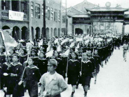 参加庆祝台湾光复两周年游行的青年学生队伍 参加庆祝台湾光复两周年游行的青年学生队伍