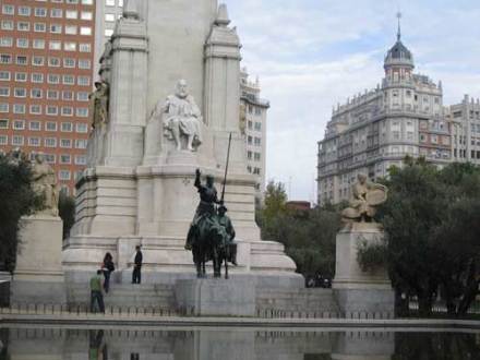 西班牙广场上的塞万提斯·萨维德拉像 西班牙广场上的塞万提斯·萨维德拉像