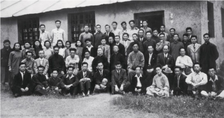 1946年5月3日,西南联大中文系全体师生在教室前合影。 1946年5月3日,西南联大中文系全体师生在教室前合影。