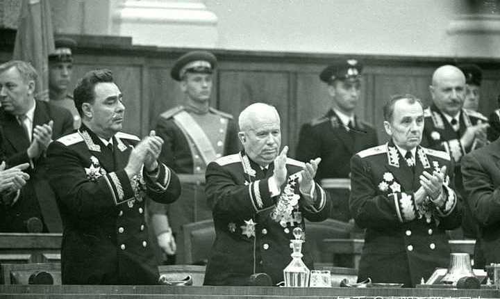 身着军功勋章的赫鲁晓夫