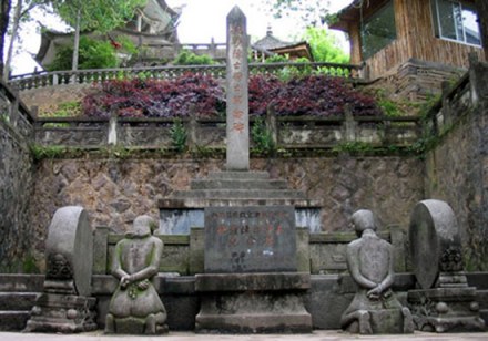 浙江泰顺首府罗阳的汪精卫夫妇跪像 浙江泰顺首府罗阳的汪精卫夫妇跪像