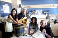 杨幂携手诺拉斯克前往医院探望美国重病儿童