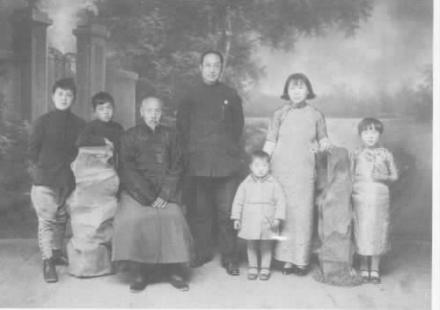 阎宝航及家人合影
阎宝航及家人合影