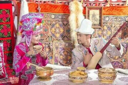 柯尔克孜夫妻在毡房享受早饭 柯尔克孜夫妻在毡房享受早饭