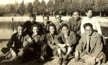 马识途(前排右一)在昆明西南联大学习时与美国飞虎队合影 马识途(前排右一)在昆明西南联大学习时与美国飞虎队合影