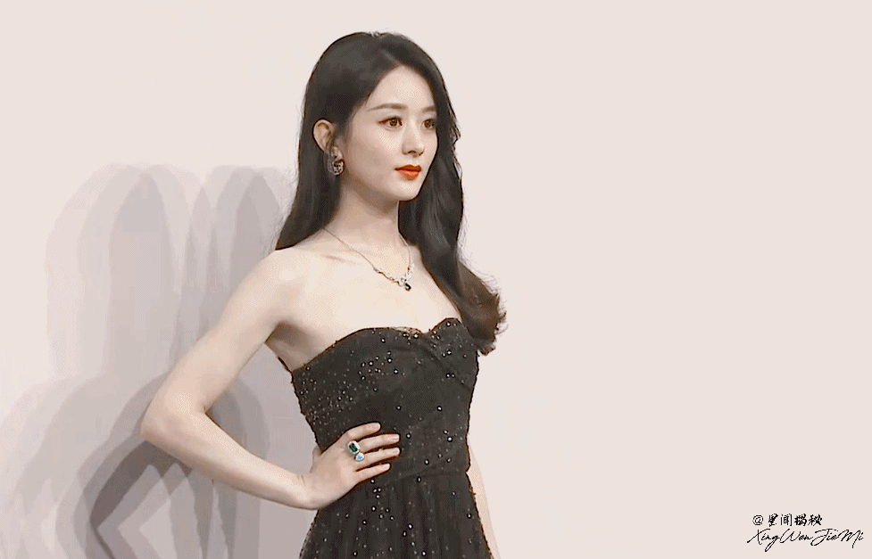 赵丽颖出席活动