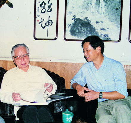 关山月与画家汤立交流 关山月与画家汤立交流