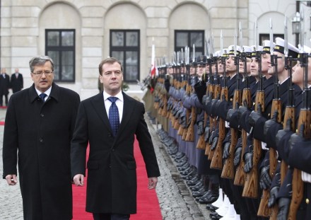 梅德韦杰夫与时任波兰总统科莫罗夫斯基(左) 梅德韦杰夫与时任波兰总统科莫罗夫斯基(左)