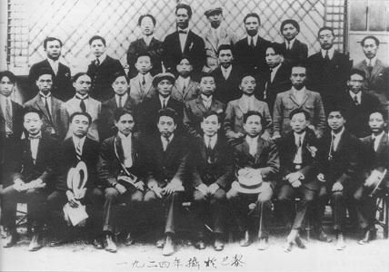 安汉(1排左2)在法国与周恩来等人合影 安汉(1排左2)在法国与周恩来等人合影