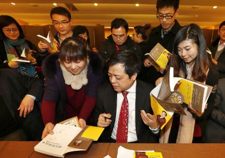 《南存辉讲故事》一书在浙报传媒大厦首发。 《南存辉讲故事》一书在浙报传媒大厦首发。