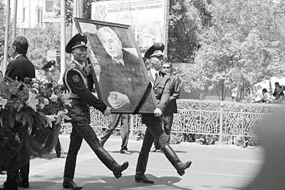 钦吉斯·艾特玛托夫遗像 钦吉斯·艾特玛托夫遗像