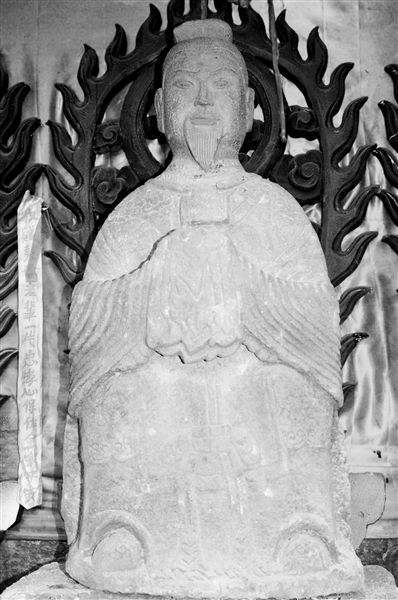 尹吉甫宗庙内所供奉的古代尹吉甫石雕像 尹吉甫宗庙内所供奉的古代尹吉甫石雕像